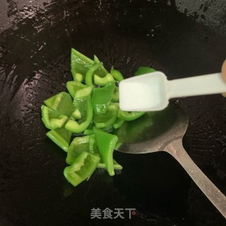 圆椒炒鲜鱿的做法步骤：6