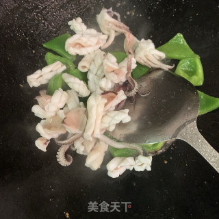 圆椒炒鲜鱿的做法步骤：7