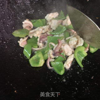 圆椒炒鲜鱿的做法步骤：8