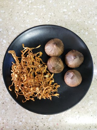 黑蒜虫草花瘦肉汤的做法步骤：1