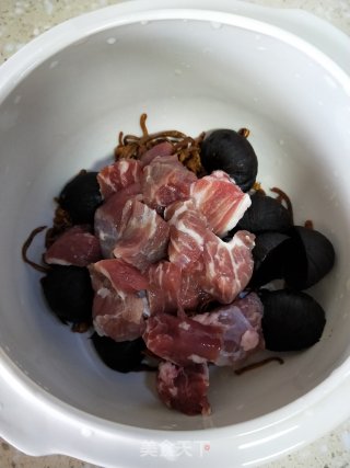 黑蒜虫草花瘦肉汤的做法步骤：4