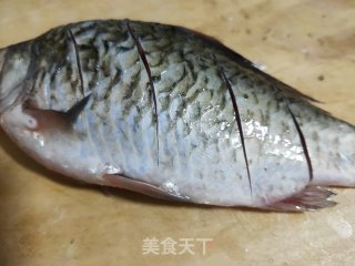 铁锅炖鲫鱼的做法步骤：2