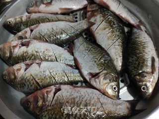 铁锅炖鲫鱼的做法步骤：3