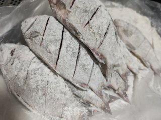 铁锅炖鲫鱼的做法步骤：4