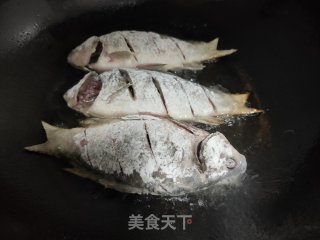 铁锅炖鲫鱼的做法步骤：6
