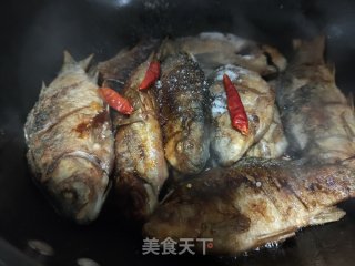 铁锅炖鲫鱼的做法步骤：17