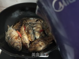 铁锅炖鲫鱼的做法步骤：18