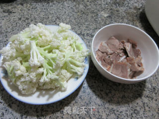 牛肉片炒花菜的做法步骤：1