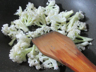 牛肉片炒花菜的做法步骤：2
