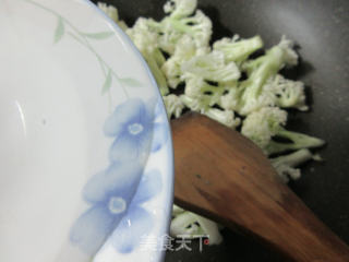 牛肉片炒花菜的做法步骤：3