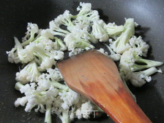 牛肉片炒花菜的做法步骤：4