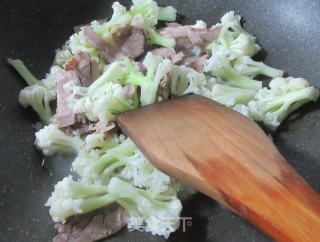 牛肉片炒花菜的做法步骤：5