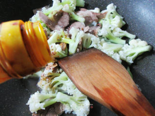 牛肉片炒花菜的做法步骤：6