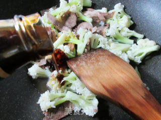 牛肉片炒花菜的做法步骤：7