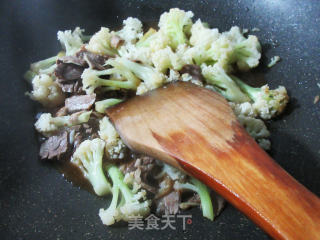 牛肉片炒花菜的做法步骤：9