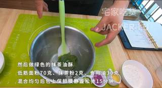 奶黄椰蓉桃花酥，需要“一点”耐心的小甜品，完成后成就感十足。的做法步骤：4