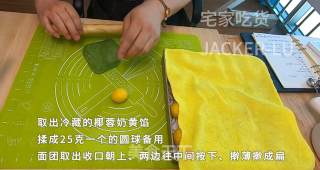 奶黄椰蓉桃花酥，需要“一点”耐心的小甜品，完成后成就感十足。的做法步骤：19