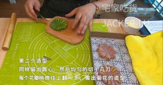 奶黄椰蓉桃花酥，需要“一点”耐心的小甜品，完成后成就感十足。的做法步骤：23