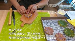 奶黄椰蓉桃花酥，需要“一点”耐心的小甜品，完成后成就感十足。的做法步骤：24
