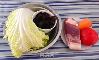 西红柿白菜炒五花肉的做法步骤：1
