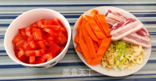 西红柿白菜炒五花肉的做法步骤：2