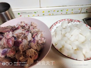 萝卜炖羊肉的做法步骤：1