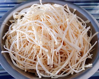 孜然麻辣金针菇的做法步骤：1
