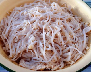孜然麻辣金针菇的做法步骤：4