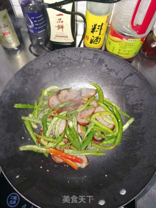 线椒炒红肠的做法步骤：4