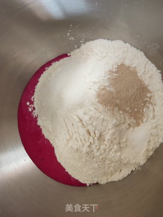 火龙果麻薯软欧包的做法步骤：3