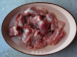 红白萝卜烧排骨的做法步骤：2