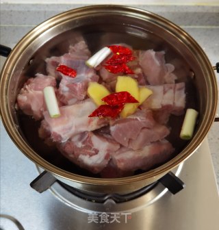 红白萝卜烧排骨的做法步骤：3
