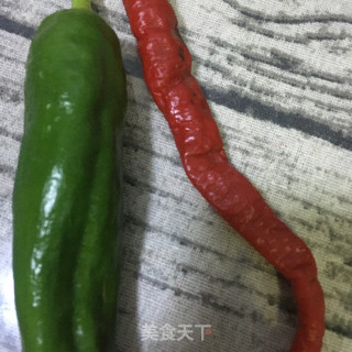 青椒拌虾皮的做法步骤：1