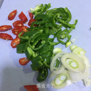 青椒拌虾皮的做法步骤：2