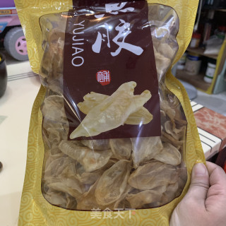 鸡蛋胶海底椰炖排骨汤的做法步骤：1