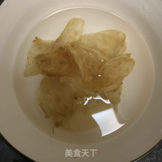 鸡蛋胶海底椰炖排骨汤的做法步骤：2