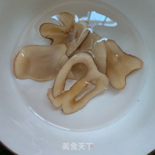 鸡蛋胶海底椰炖排骨汤的做法步骤：5