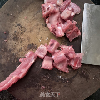 生熟地黑豆炖排骨汤的做法步骤：1