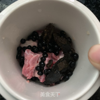生熟地黑豆炖排骨汤的做法步骤：5