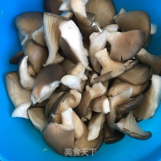 高汤炖菌菇丸子的做法步骤：2