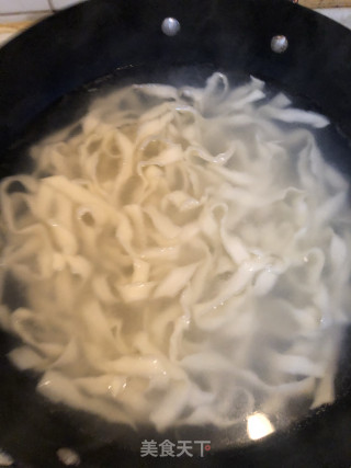 葱拌刀削面的做法步骤：1