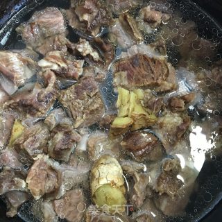 板栗烧牛腩的做法步骤：2