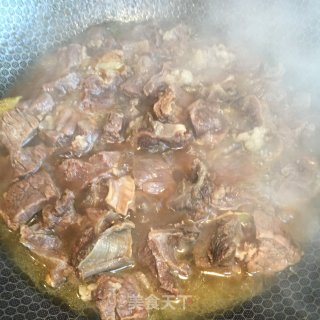 板栗烧牛腩的做法步骤：5
