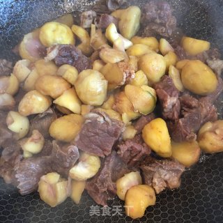板栗烧牛腩的做法步骤：7