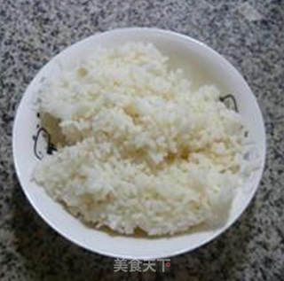 酱油瘦肉炒饭的做法步骤：1