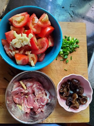 番茄黑木耳烧肉片的做法步骤：2