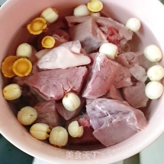 莲子红枣炖猪心的做法步骤：4