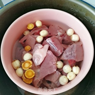 莲子红枣炖猪心的做法步骤：5