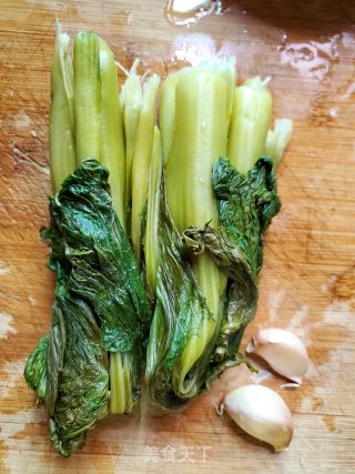 腊肉炒辣菜的做法步骤：1