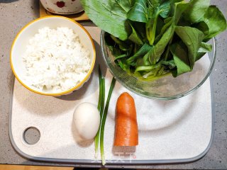 青菜黄金蛋炒饭的做法步骤：1